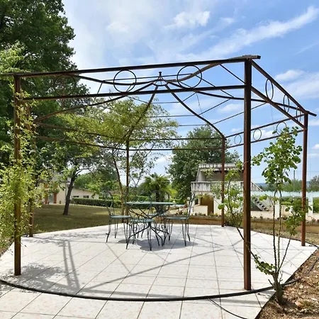 Maison Plain Pied Mitoyenne Avec Piscine Partagee Et Terrain Arbore Feriehus Brens (Tarn)