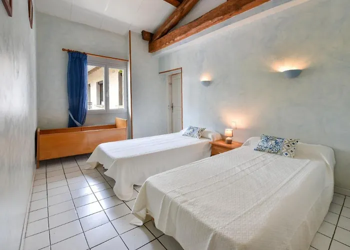 Maison Plain Pied Mitoyenne Avec Piscine Partagee Et Terrain Arbore Ferienhaus