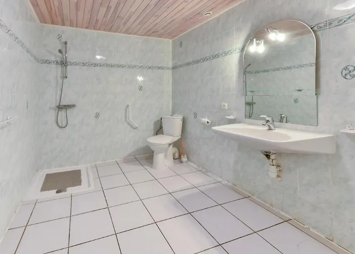 Maison Plain Pied Mitoyenne Avec Piscine Partagee Et Terrain Arbore Ferienhaus *