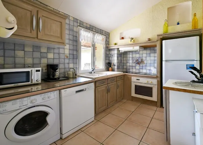 Maison Plain Pied Mitoyenne Avec Piscine Partagee Et Terrain Arbore Ferienhaus