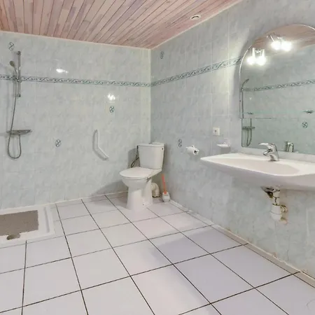 Maison Plain Pied Mitoyenne Avec Piscine Partagee Et Terrain Arbore Holiday home *