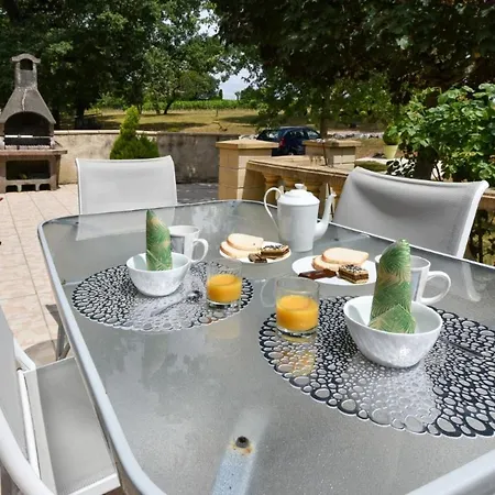 Maison Plain Pied Mitoyenne Avec Piscine Partagee Et Terrain Arbore Holiday home *