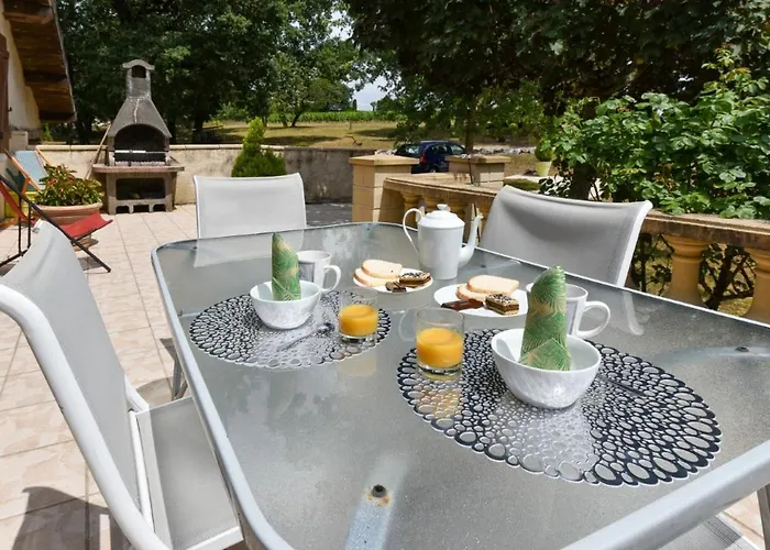 Maison Plain Pied Mitoyenne Avec Piscine Partagee Et Terrain Arbore 펜션 *